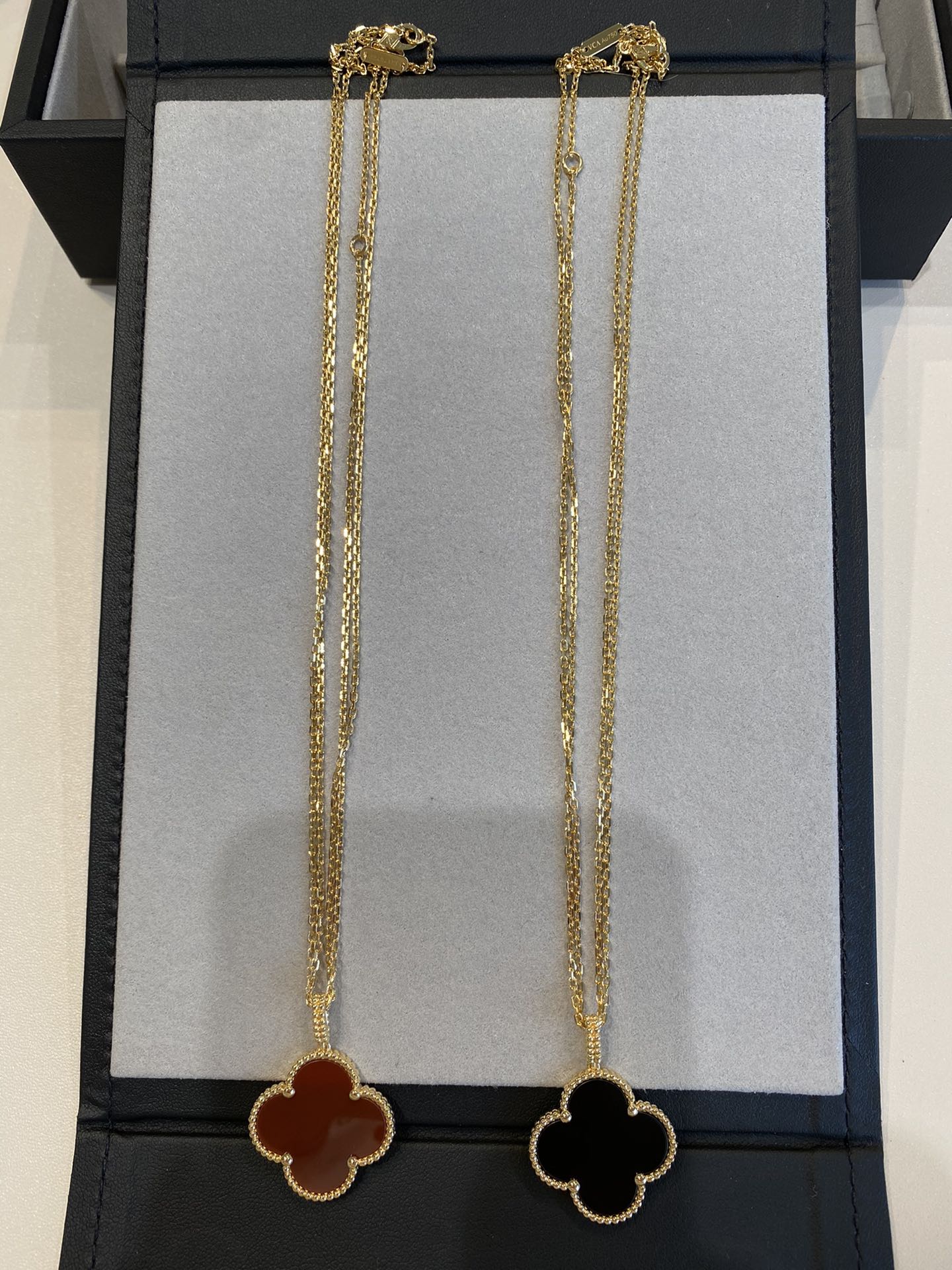 Van Cleef & Arpels CLOVER NECKLACE GOLD CARNELIAN