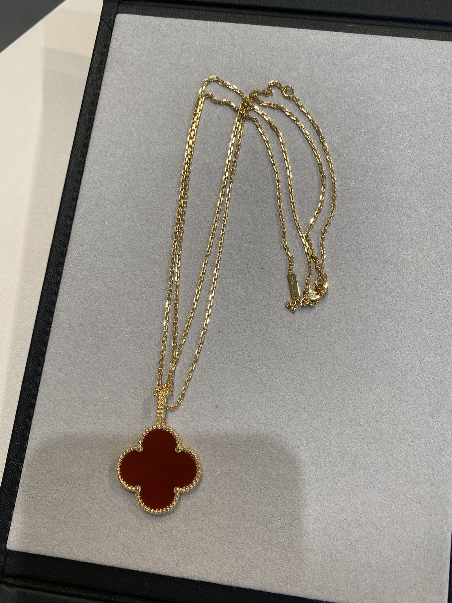 Van Cleef & Arpels CLOVER NECKLACE GOLD CARNELIAN
