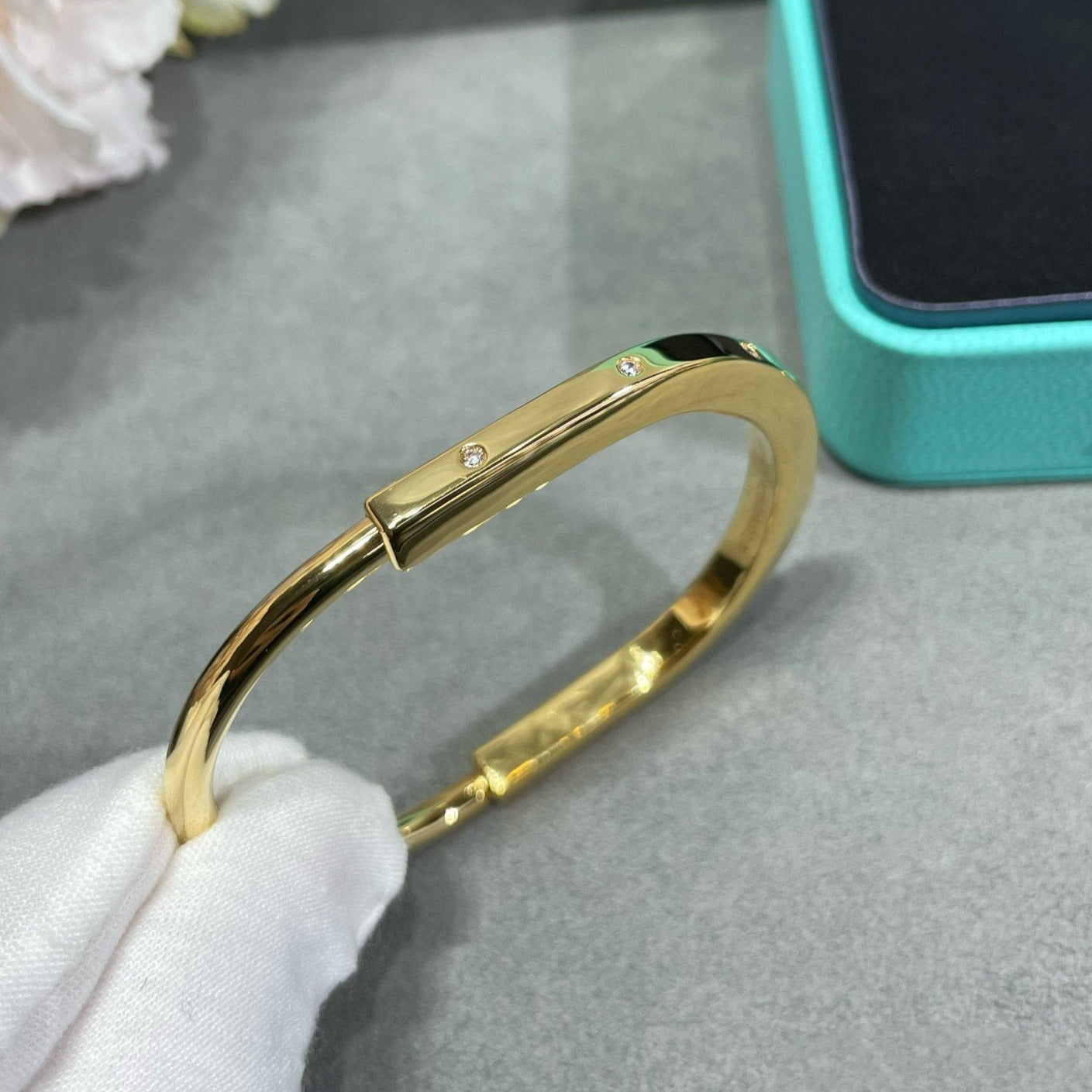 TIFFANY & CO. LOCK BRACELET 8 DIAMOND
