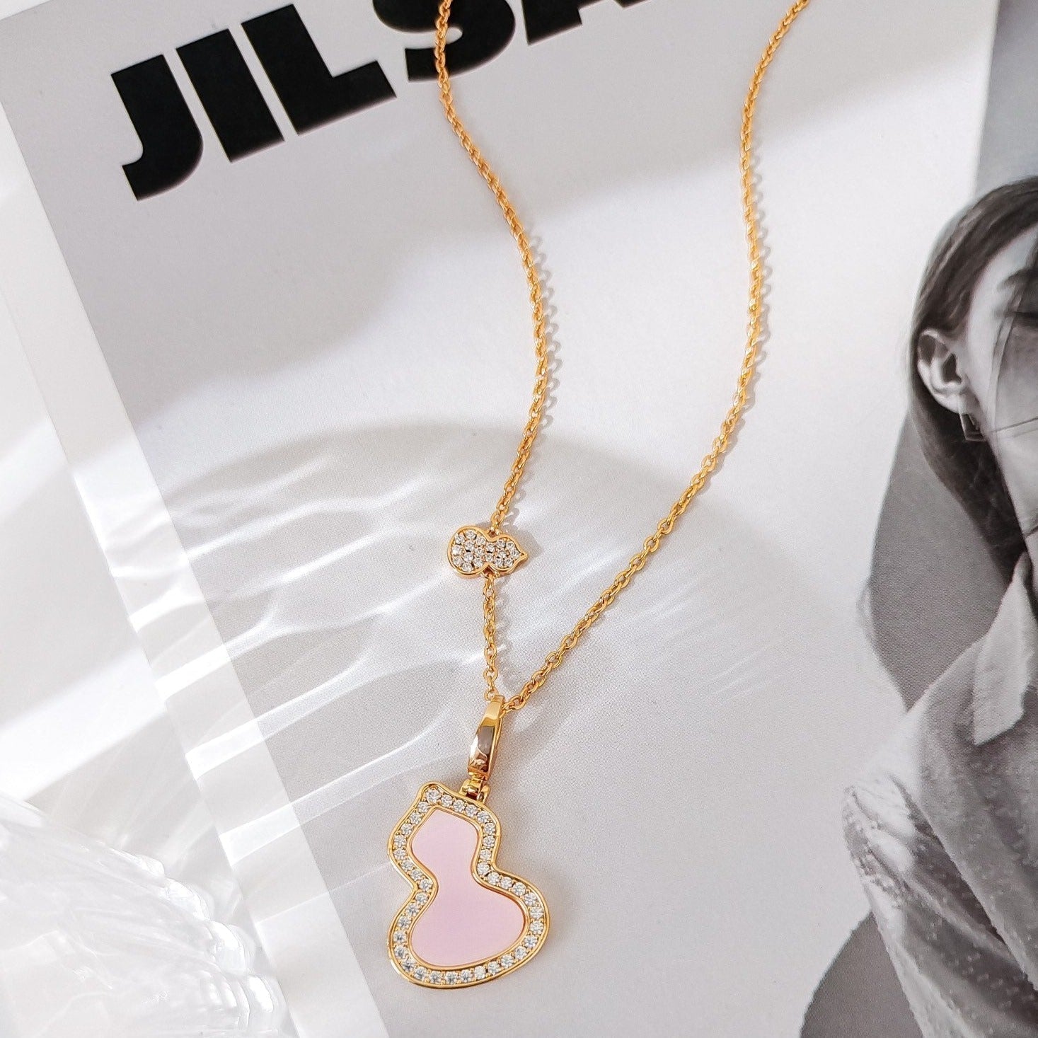 QEELIN WULU 2 MOTIF PINK MOP PINK GOLD NECKLACE
