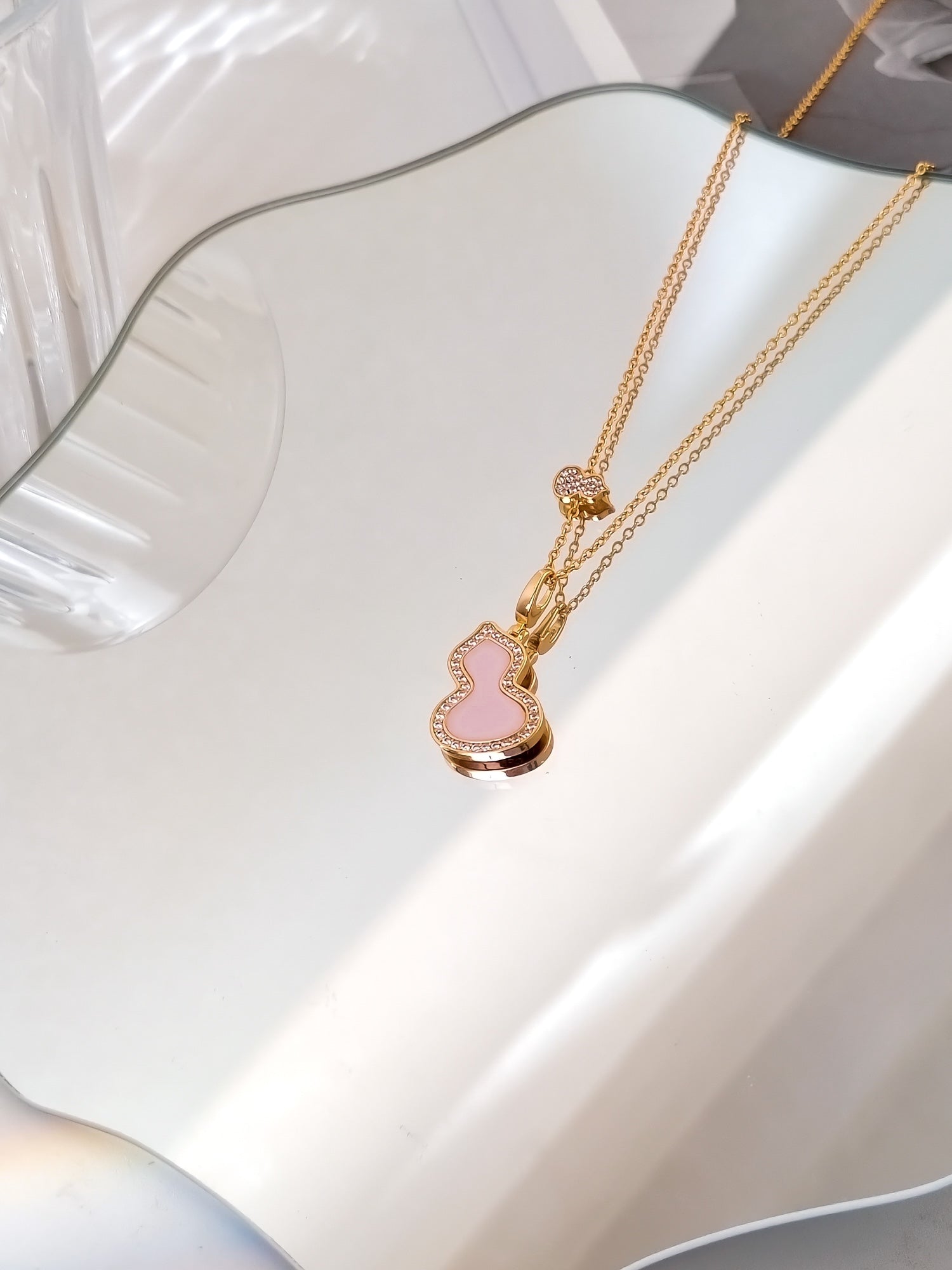 QEELIN WULU 2 MOTIF PINK MOP PINK GOLD NECKLACE
