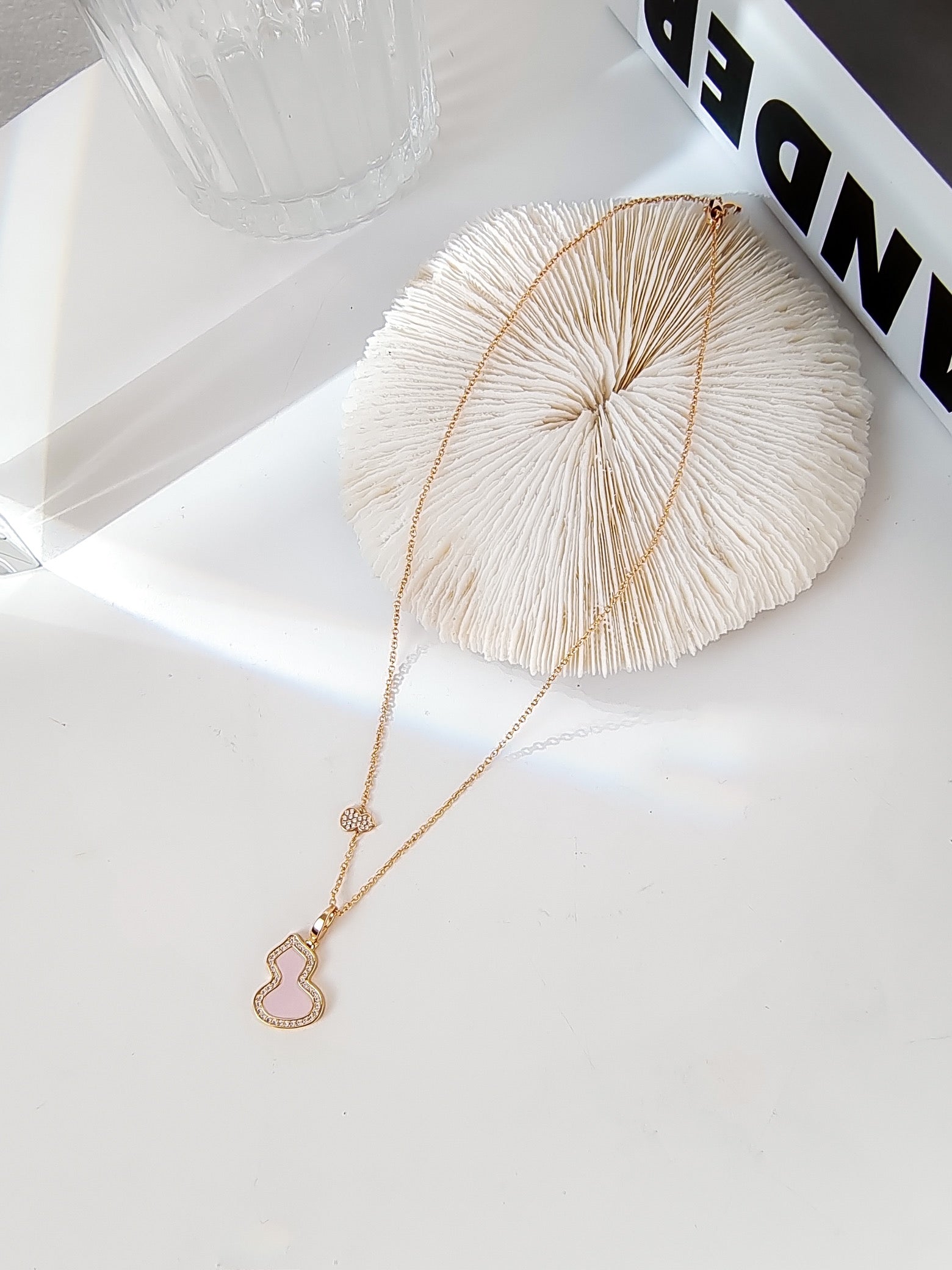 QEELIN WULU 2 MOTIF PINK MOP PINK GOLD NECKLACE