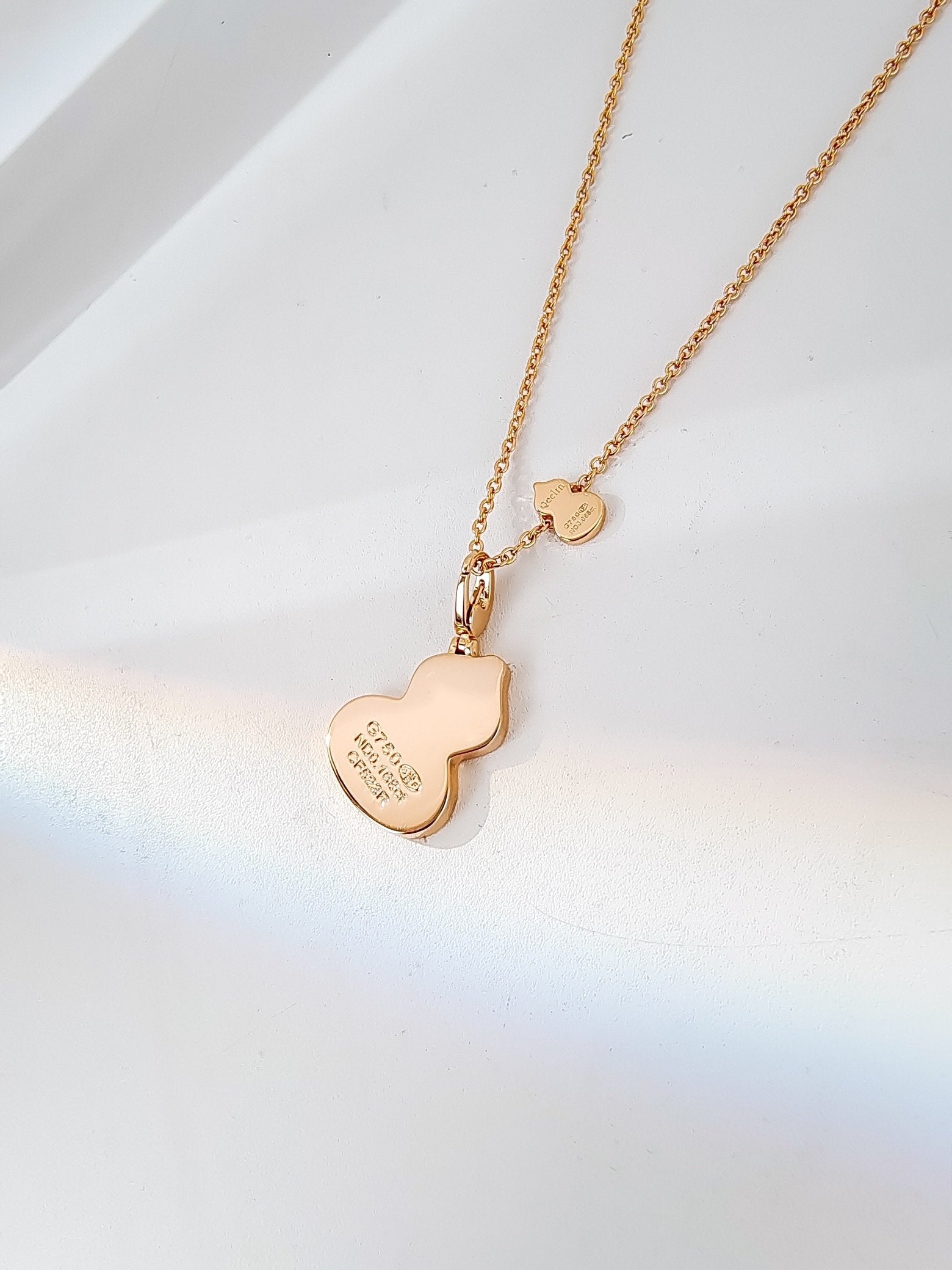 QEELIN WULU 2 MOTIF PINK MOP PINK GOLD NECKLACE