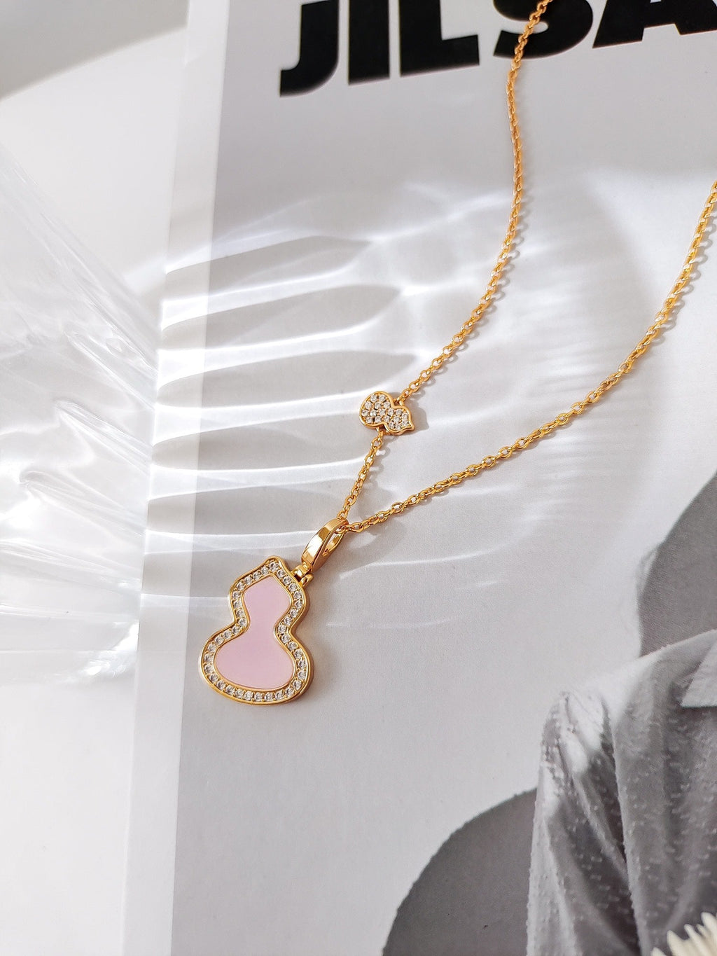 QEELIN WULU 2 MOTIF PINK MOP PINK GOLD NECKLACE