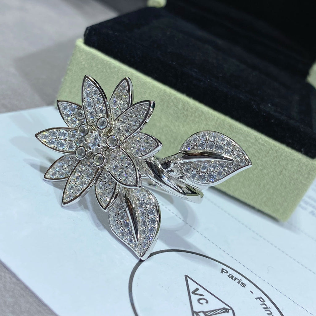 Van Cleef & Arpels DUAL-PURPOSE LOTUS SILVER DIAMONDS RING